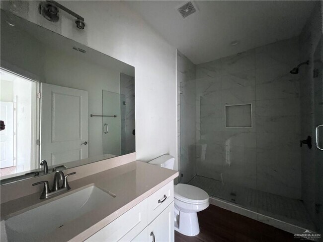 Building Photo - 15 Clarence Dr