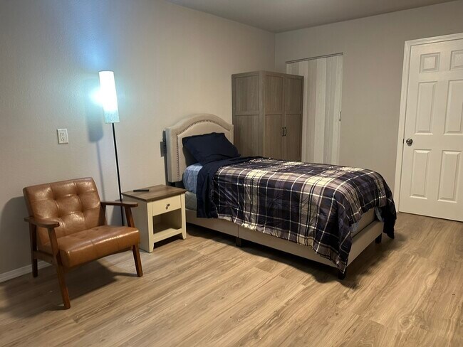 Building Photo - 10811 Cranbrook Rd