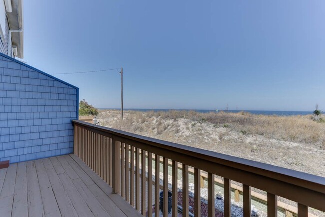 Building Photo - Perfect Beach Condo!