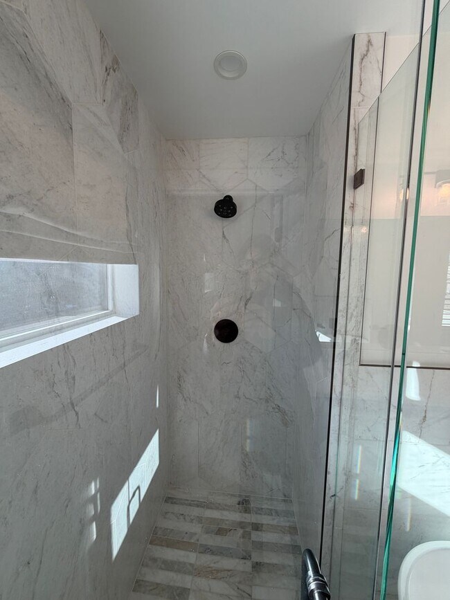 Building Photo - Gorgeous Sunnyside 4 bedroom home with rooftop patio