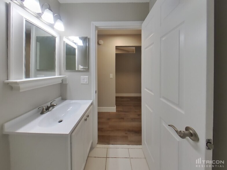 Building Photo - 84092 St James Ct