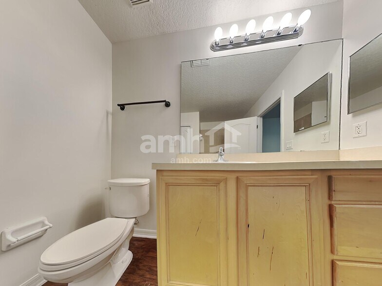 Building Photo - 13895 Devan Lee Dr N
