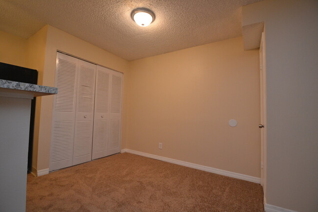 Building Photo - 1/1 Condo in GATED ~ LAKEFRONT community i...
