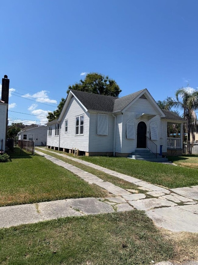 Building Photo - 3944 Clermont Dr