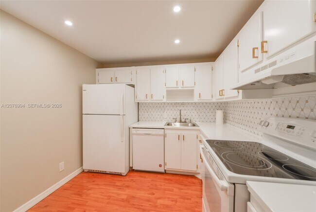 Building Photo - 20500 W Country Club Dr