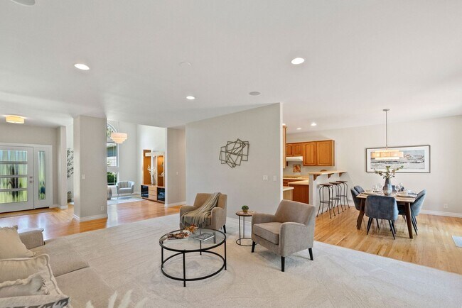 Building Photo - Charming Awbrey Butte Home Available NOW