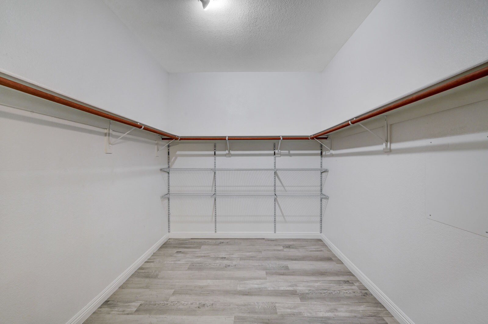 Building Photo - 8125 Chestnut Hollow Ave