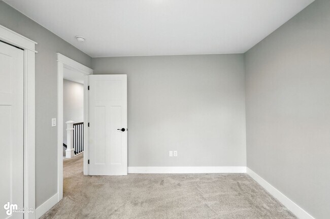 Building Photo - Charming & Updated 4BD/2.5BA!