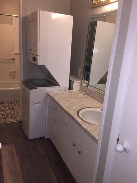 Bath in Large bedroom - 1900 Richard Jones Rd