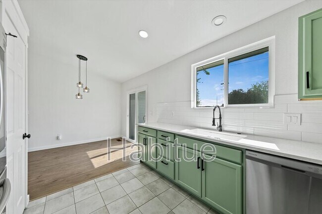 Building Photo - 2041 E Oakridge Ct