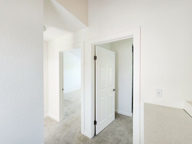 Building Photo - Spacious & bright 3 bedroom 2 bath home in...