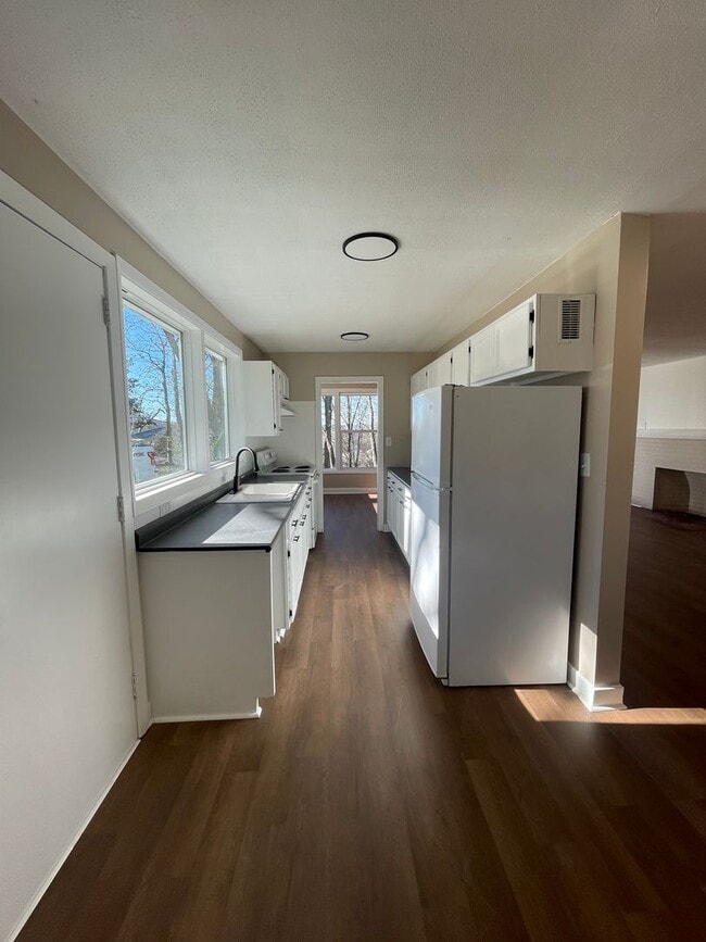 Building Photo - Single-Family Home