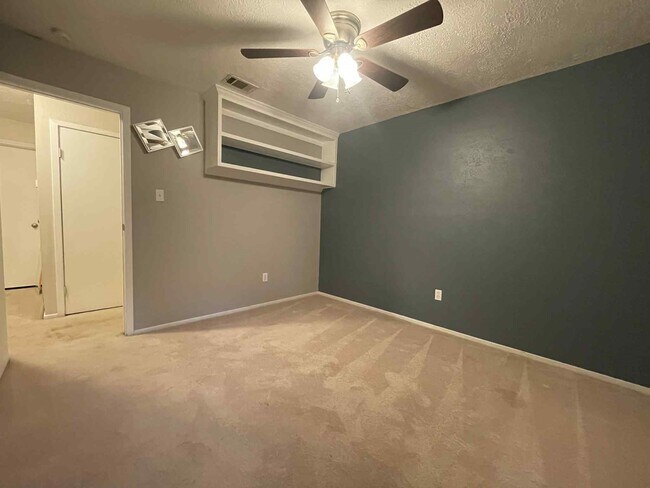 Building Photo - 447 El Toro Ln