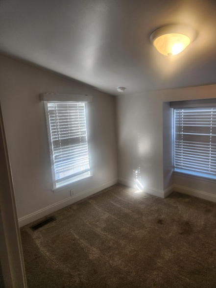 Building Photo - 948 W Main St