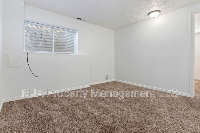 Building Photo - 443 Dorothea Way