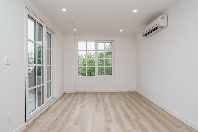 Building Photo - 251 Front St