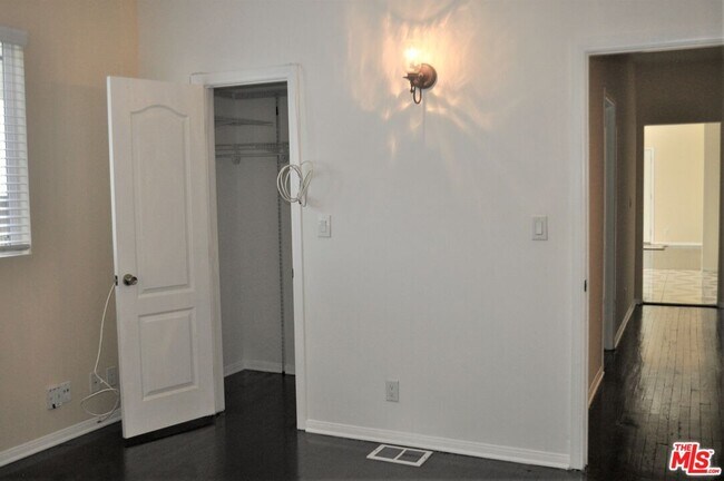 Building Photo - 1818 1/2 S La Brea Ave