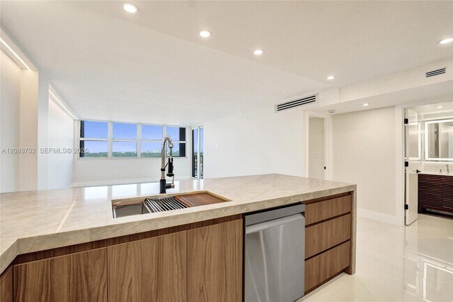 Building Photo - 1400 S Ocean Dr