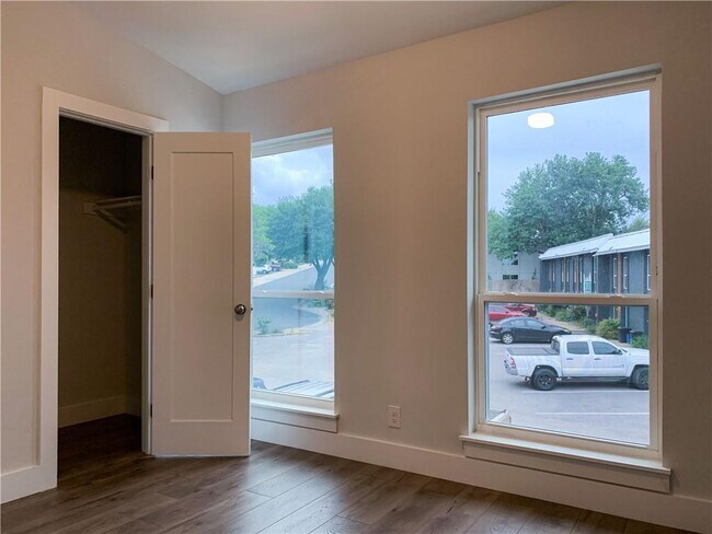 Building Photo - 3812 Southway Dr