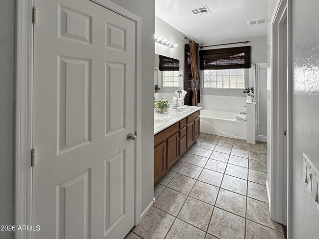 Building Photo - 3078 S Southwind Dr
