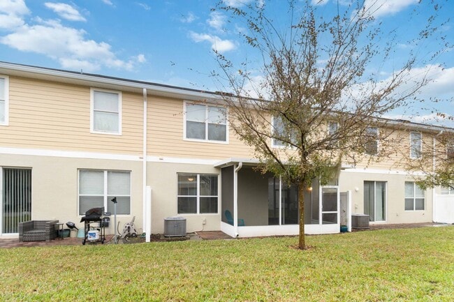 Building Photo - Beautiful Two Story 3/2.5 Town Home w/ Loft & Screened Porch in St. Cloud