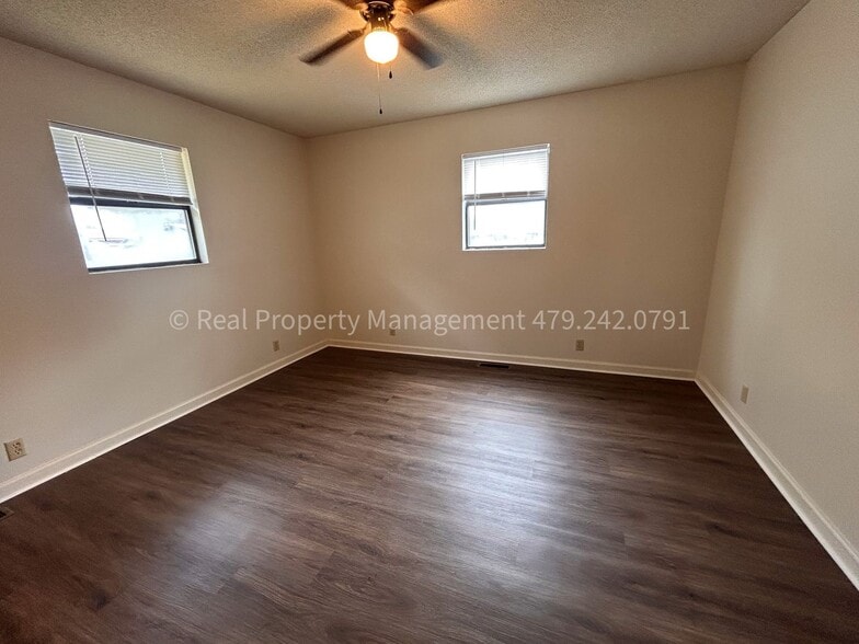 Building Photo - 526 E El Paso St
