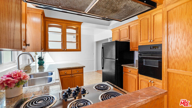 Building Photo - 5320 W 57th St