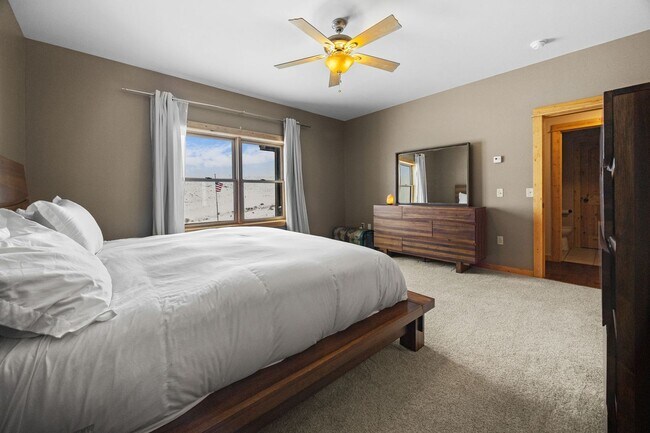 Building Photo - Spacious 6-bedroom, 4.5-bathroom home is i...
