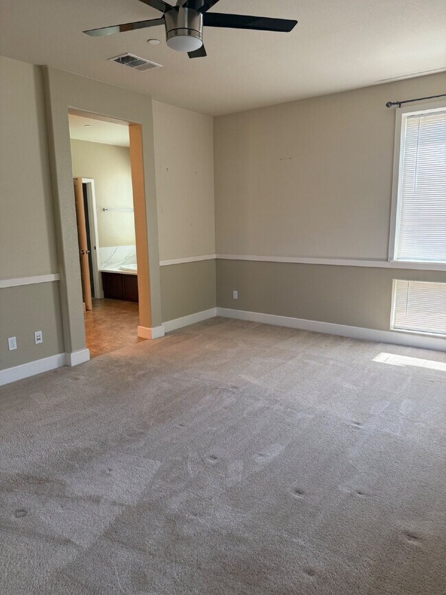 Building Photo - Gorgeous 4 Bed, 3.5 Bath End Unit Townhome in Perfect Dublin Location