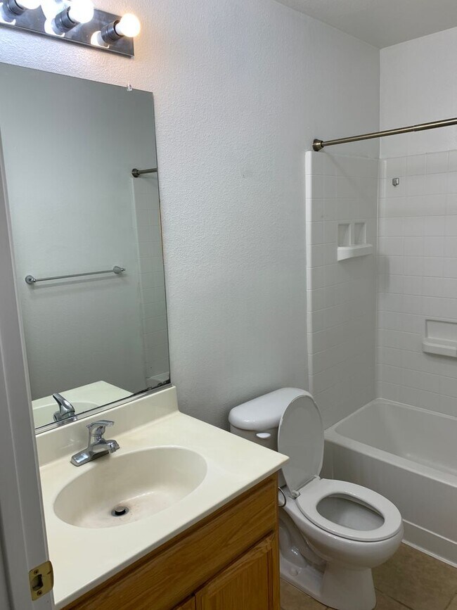Building Photo - Beautiful 4 Bedroom 3 bath home in Merced!