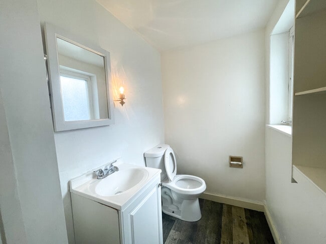 Building Photo - 5806 Hobart St