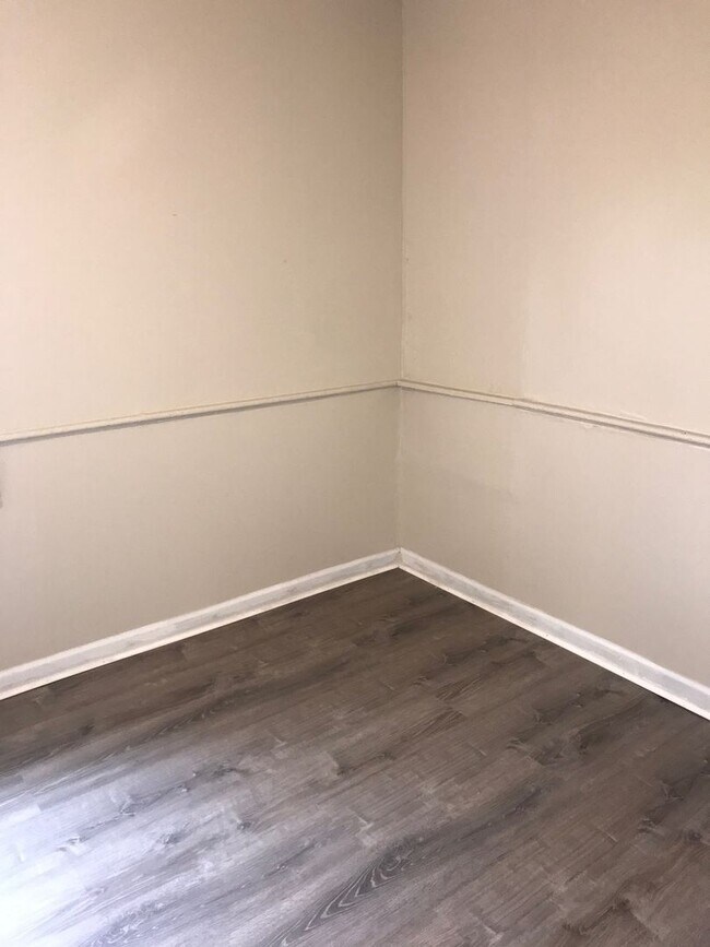 Building Photo - Spacious 2-3 bedroom home in Park Hill- Section 8 accepted