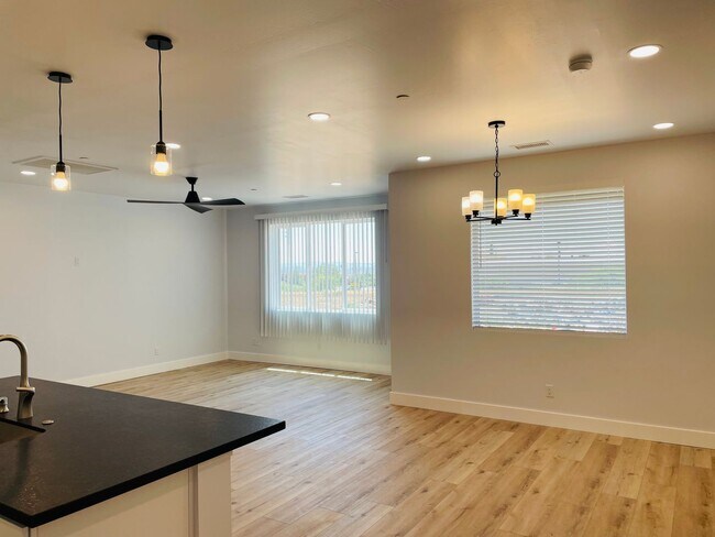 Building Photo - 17 N Alamos Dr