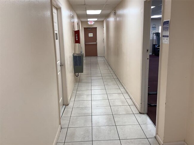 Building Photo - 8220 Sunrise Lakes Blvd