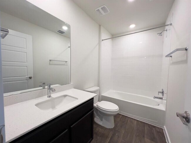 Building Photo - 2900 Egan Dr