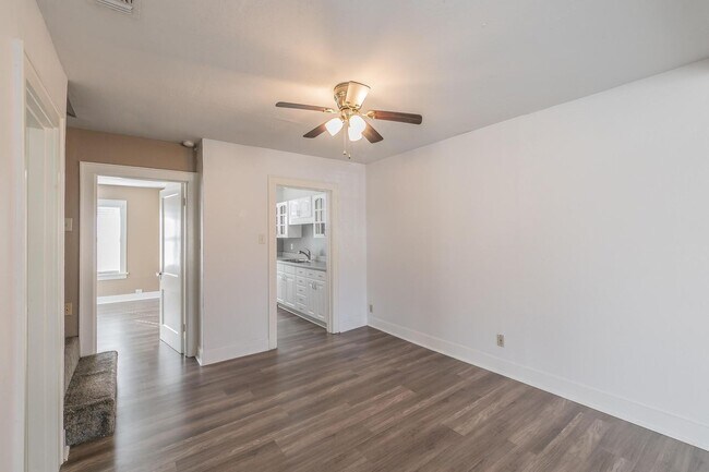 Building Photo - 2 bedroom 1 bath duplex in Arlington Heights