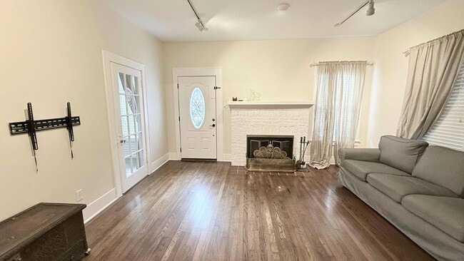 Building Photo - 2220 Avalon Pl