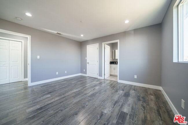 Building Photo - 629 W 83rd St