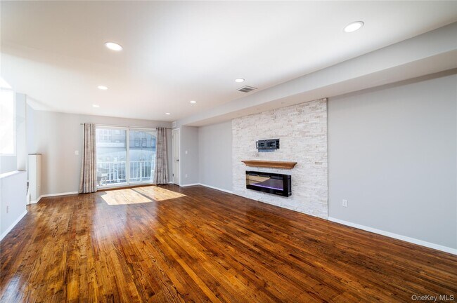 Building Photo - 277 W Broadway