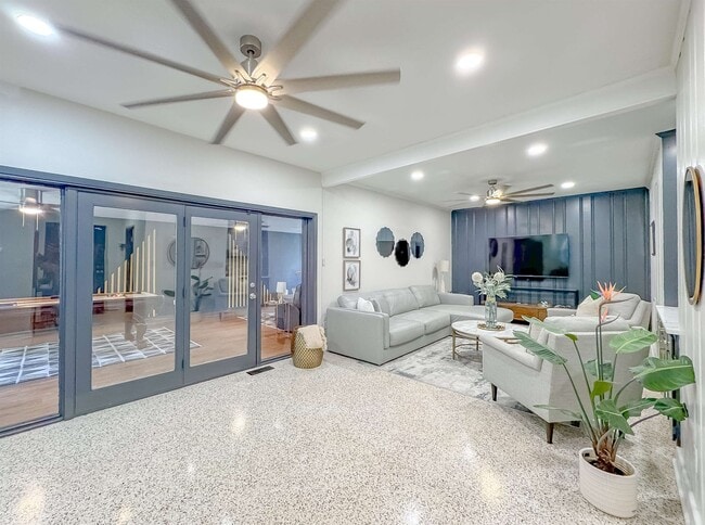 Building Photo - 1044 Seminole Dr