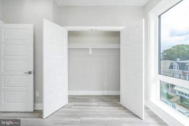 Building Photo - 103 E Duval St