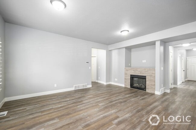 Building Photo - Beautiful Home in Midvale!