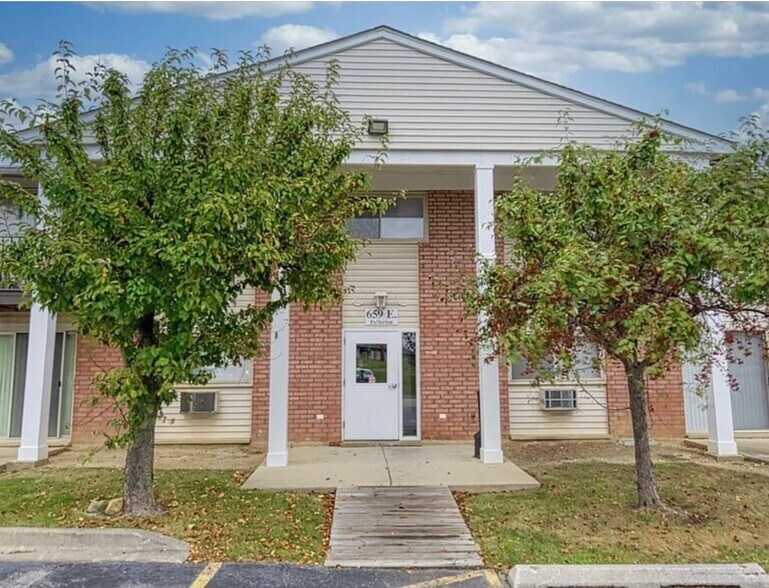 Building Photo - 659 E Fullerton Ave