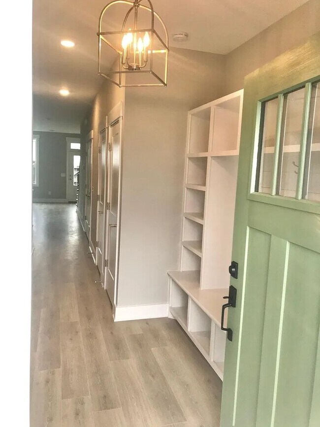 Building Photo - Stunning Modern Townhouse in the Heart of ...