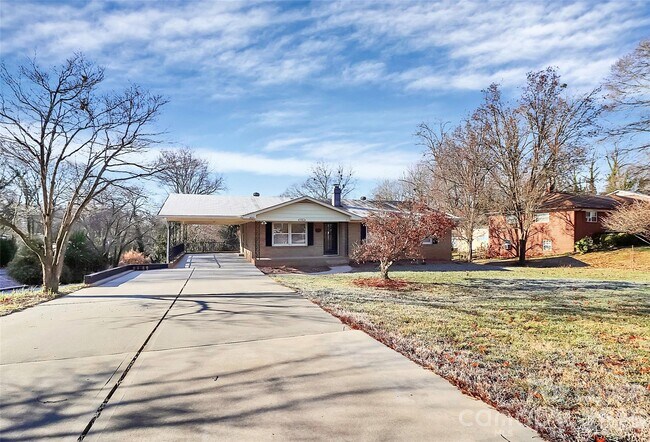 Building Photo - 526 Julia Ave