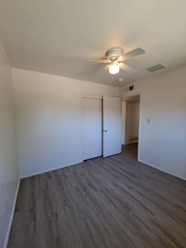 Building Photo - Amazing 3 Bedroom Home Near Cedar and Gett...