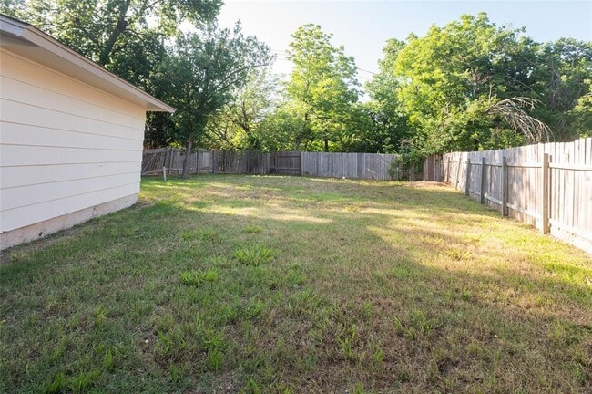 Building Photo - 1407 Click Cove