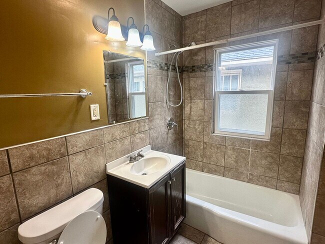 Building Photo - Charming 3 Bedroom Single Family Home Available Now!!