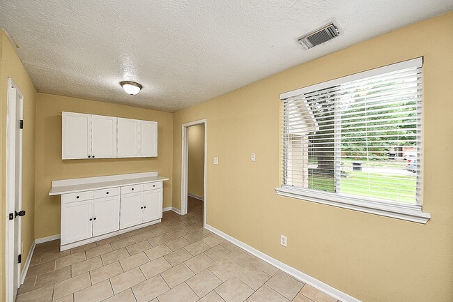 Building Photo - 2614 Village Cir Dr