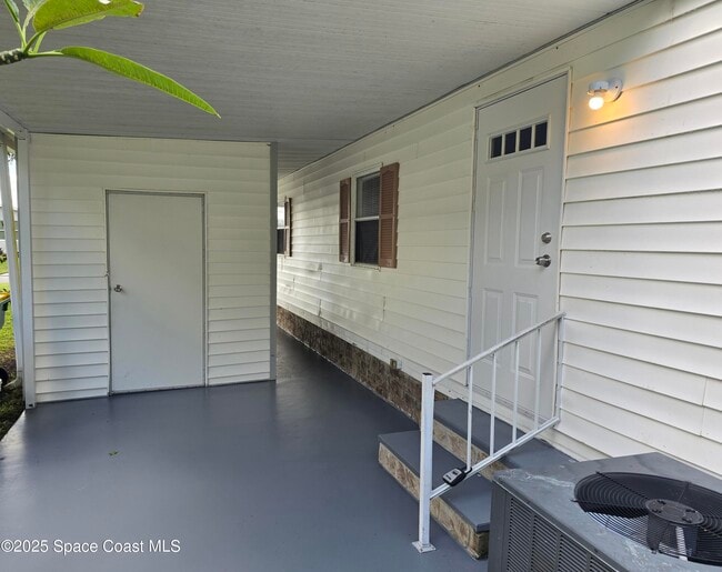 Building Photo - 1345 Barefoot Cir